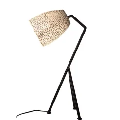 Zwarte driepoot tafellamp met witte schelpenkap><noscript><img width=