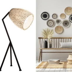 Zwarte driepoot tafellamp met witte schelpenkap><noscript><img width=